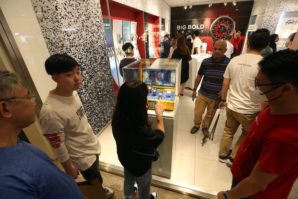 Swatch新潜水表发售,Pavillion专卖店的第一位顾客