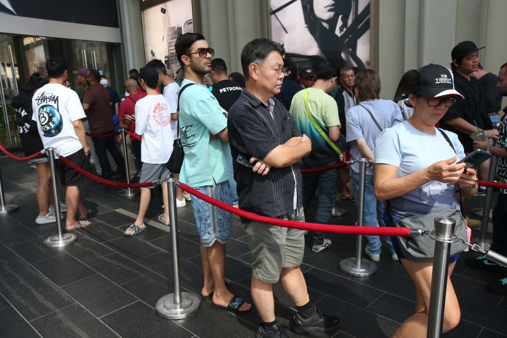 Swatch新潜水表发售,Pavillion专卖店的第一位顾客