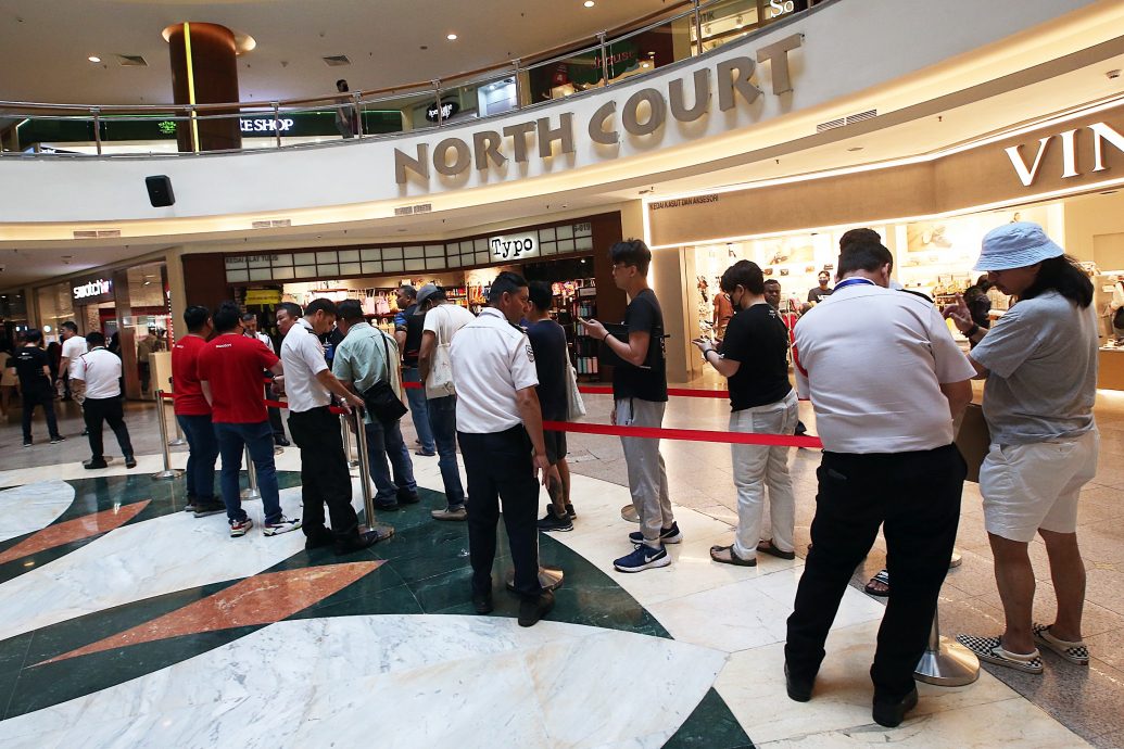 Swatch新潜水表发售,Pavillion专卖店的第一位顾客