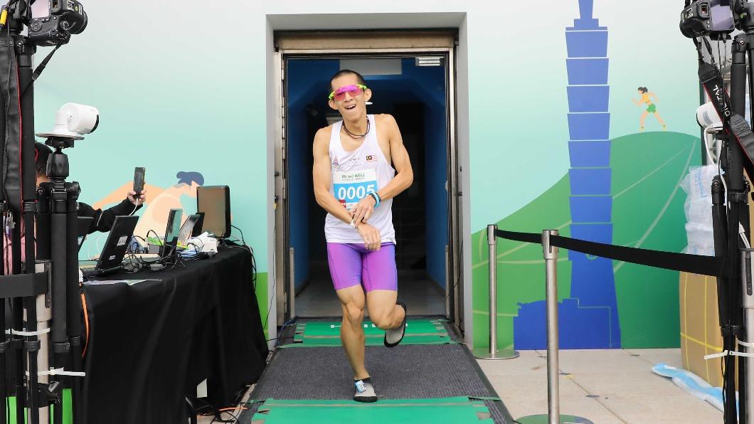 101登高赛2046阶开跑 大马夺男子冠军仅花11分40秒