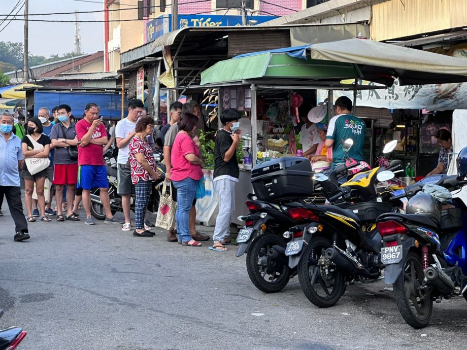 10月4日刊登 有故事的人:拍摄《六叔来帮忙》,我当上小贩的贵人