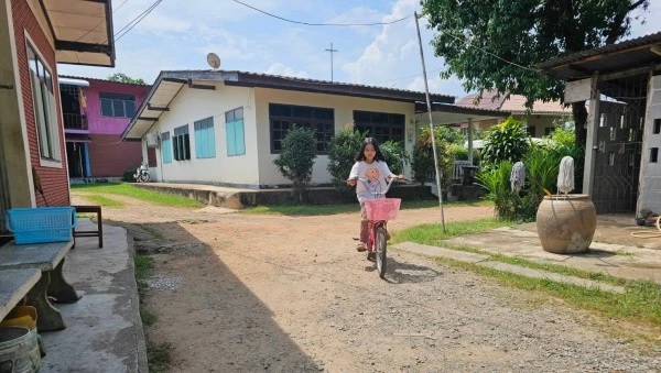 11岁孝顺女上学午休回家 为卧病父 脑瘫奶奶喂食换尿布