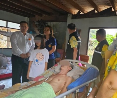 11岁孝顺女上学午休回家 为卧病父 脑瘫奶奶喂食换尿布