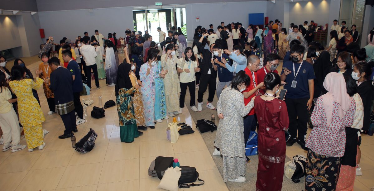 我们/各族学生参加营会结为好友 融洽互动呈多元之美