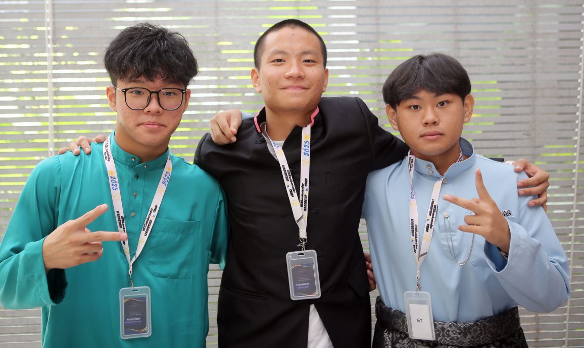 我们/各族学生参加营会结为好友 融洽互动呈多元之美