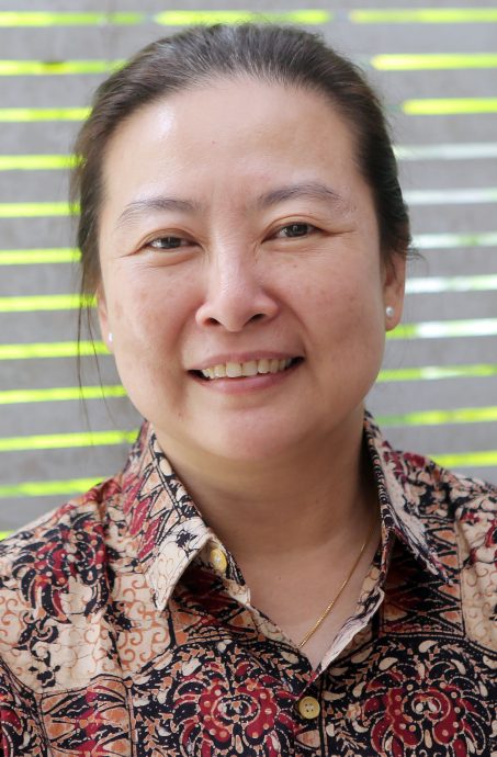 我们/各族学生参加营会结为好友 融洽互动呈多元之美