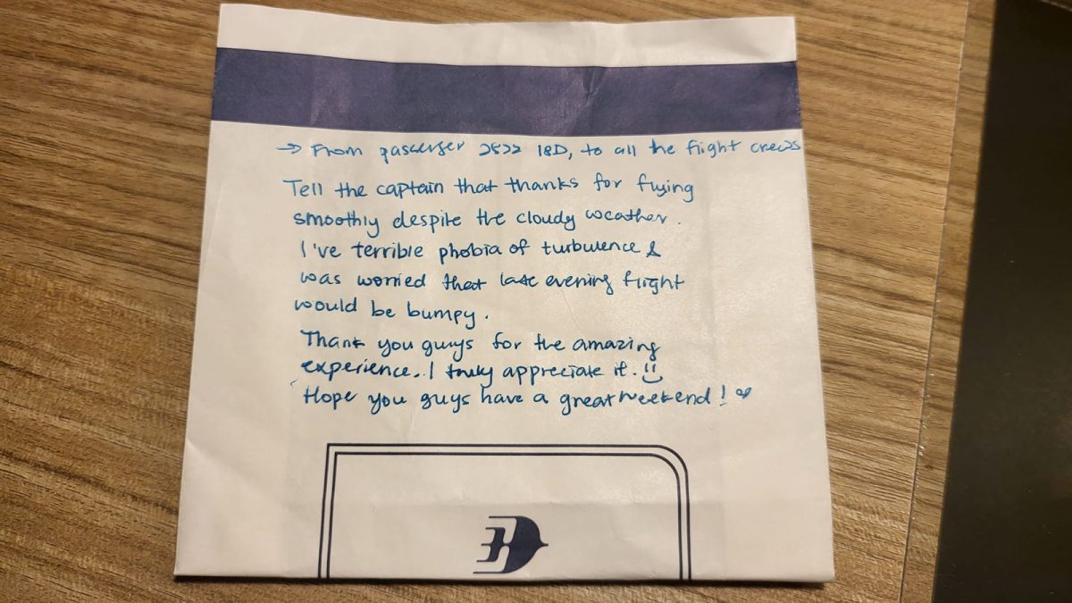 18D乘客呕吐袋上留字 马航机长倍感窝心