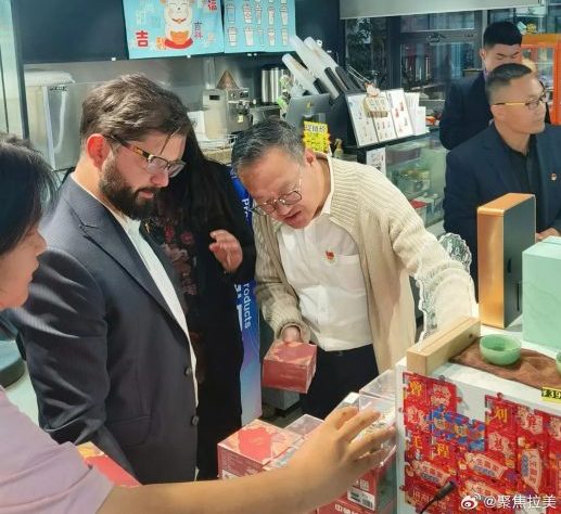 37岁智利总统逛潘家园古玩“淘宝” 成功杀价买红木小屏风上热搜