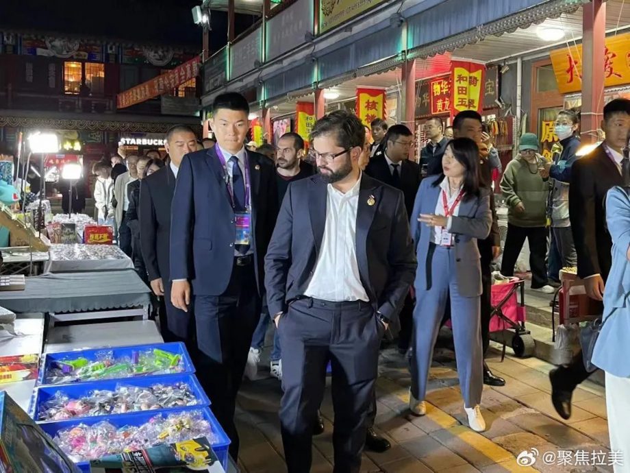 37岁智利总统逛潘家园古玩“淘宝” 成功杀价买红木小屏风上热搜