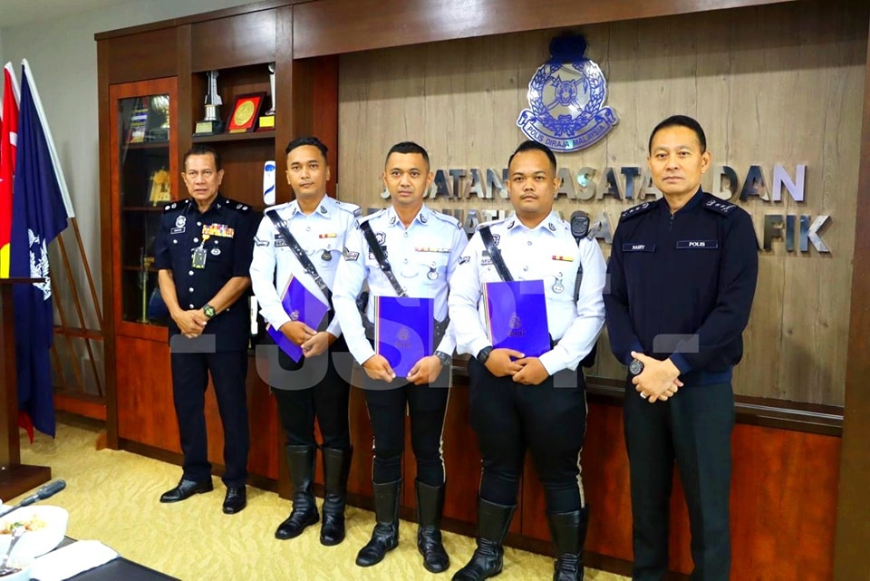 3警救受困车内司机获褒扬状