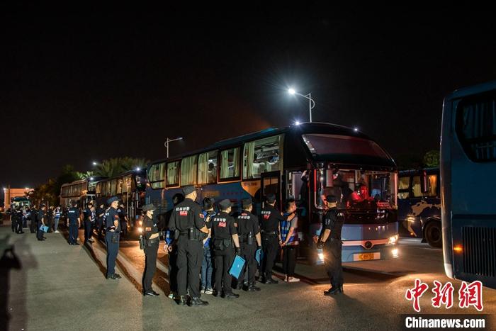 417名跨境电诈犯罪嫌疑人从菲律宾被押解回中国