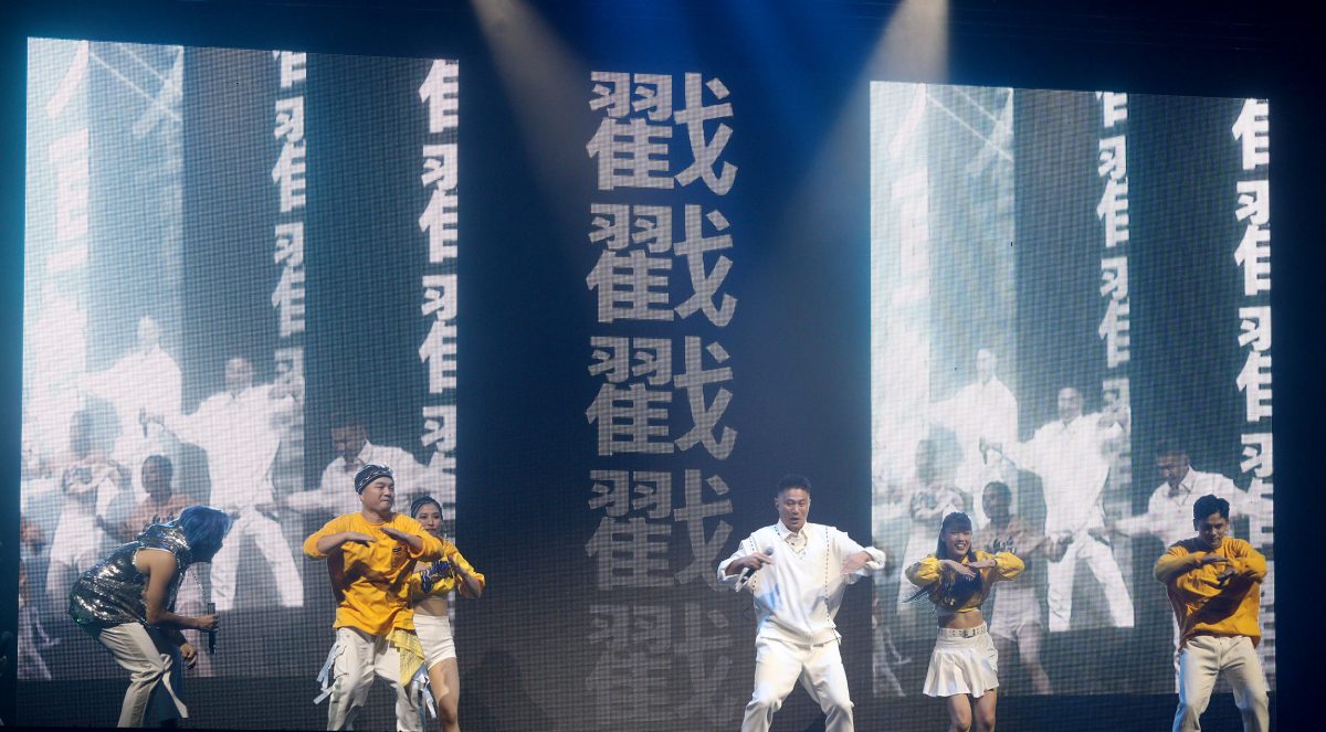 5566拼命唱跳喊好累 揭海报印小刀贴图爆笑内幕