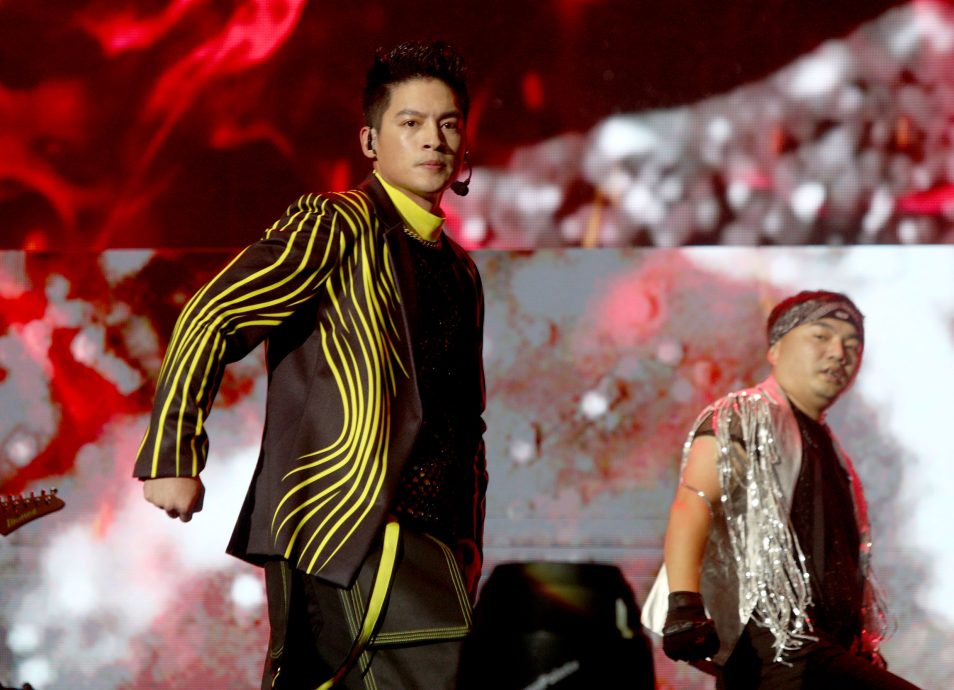 5566拼命唱跳喊好累 揭海报印小刀贴图爆笑内幕