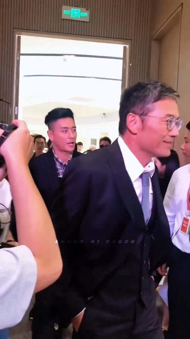 65岁苗侨伟风头强压黄宗泽　戚美珍撞脸汪明荃