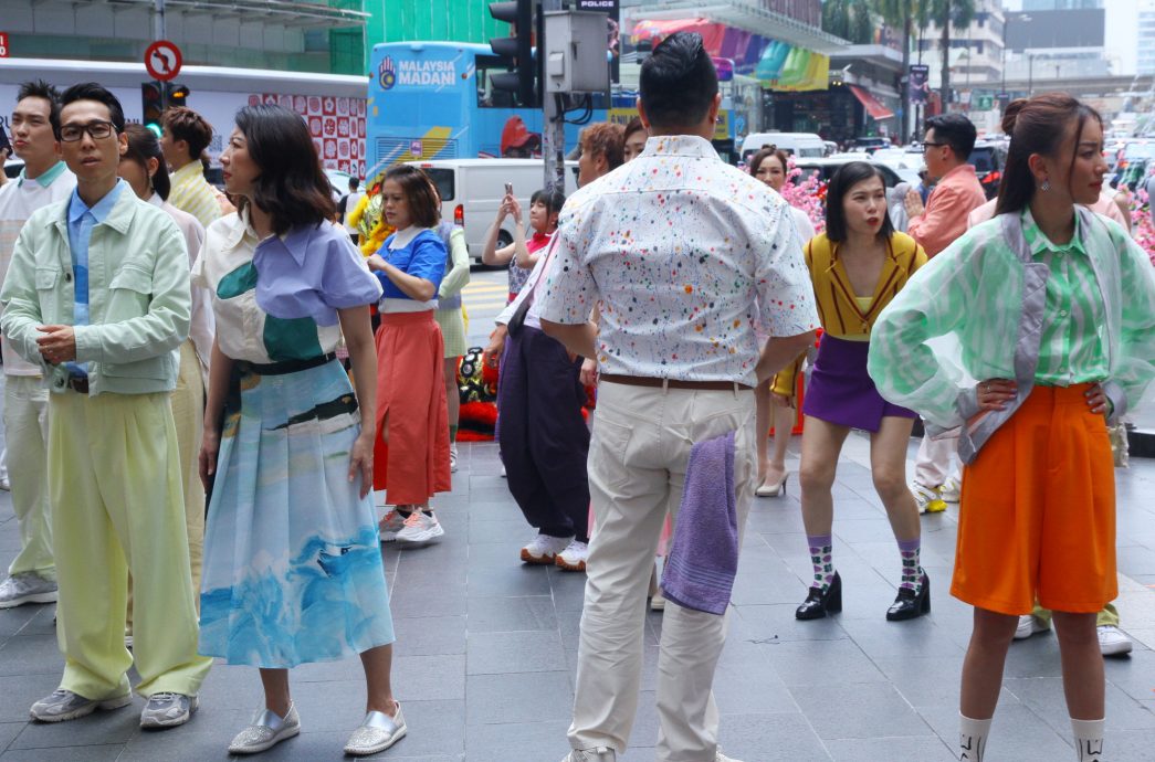 Astro贺岁MV唱跳大场面 特为林德荣简化舞蹈动作