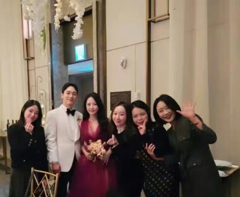 CHEN妻子无码正脸照曝光 EXO全员见证婚礼