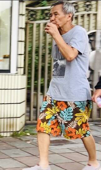 侯孝贤退休首露面 现身街头气色佳