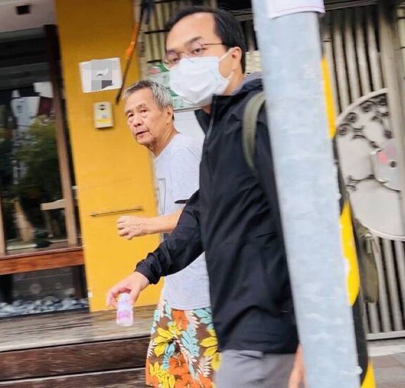 侯孝贤退休首露面 现身街头气色佳