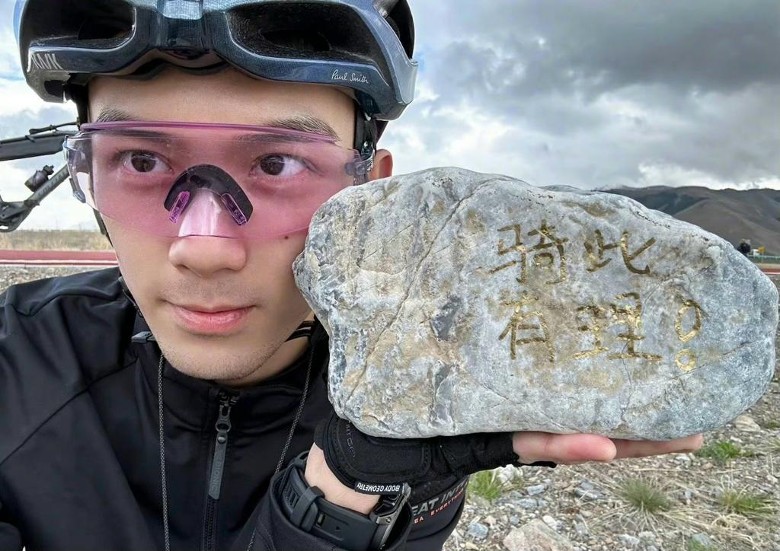 ​吴磊耍大牌？ 借脚车拍广告拒合照  