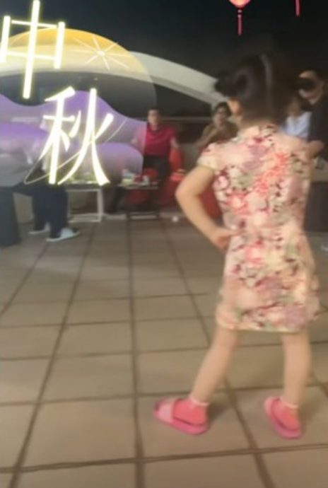 女儿旗袍萌跳开花舞 郭富城被误认是外公