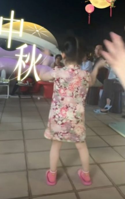 女儿旗袍萌跳开花舞 郭富城被误认是外公