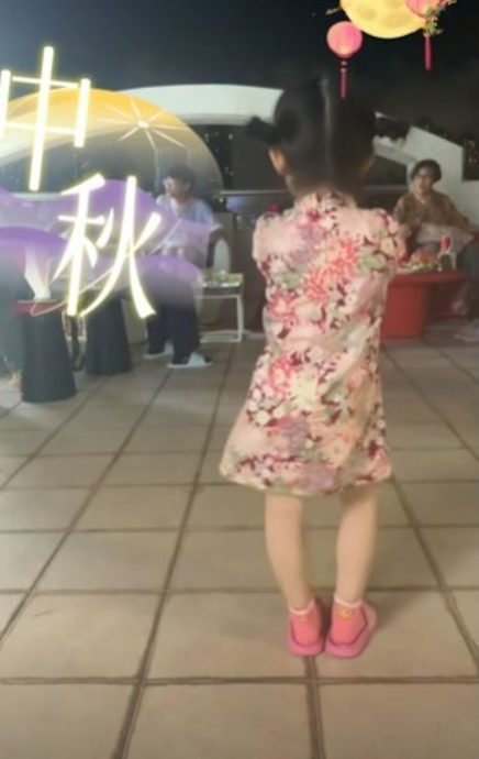 女儿旗袍萌跳开花舞 郭富城被误认是外公