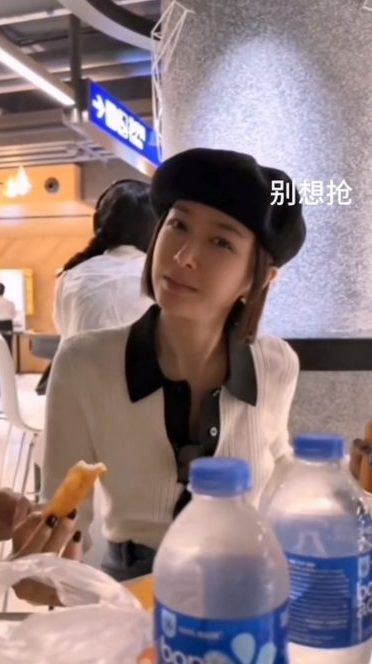 ​秦岚戒甜食保持身材  偷喝汽水表情太可爱