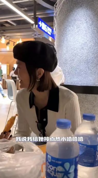 ​秦岚戒甜食保持身材  偷喝汽水表情太可爱