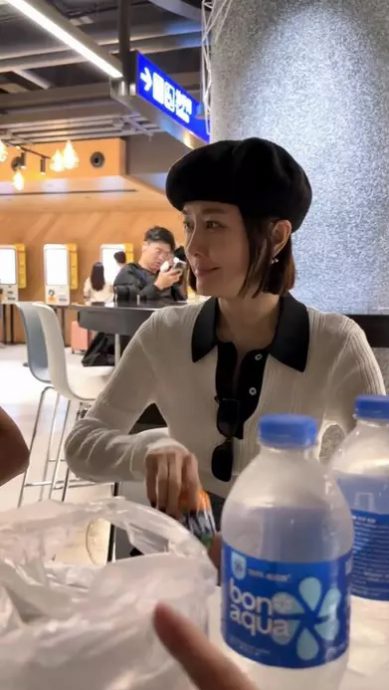 ​秦岚戒甜食保持身材  偷喝汽水表情太可爱