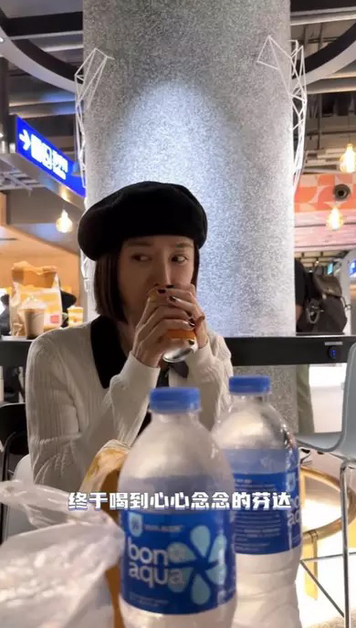 ​秦岚戒甜食保持身材  偷喝汽水表情太可爱