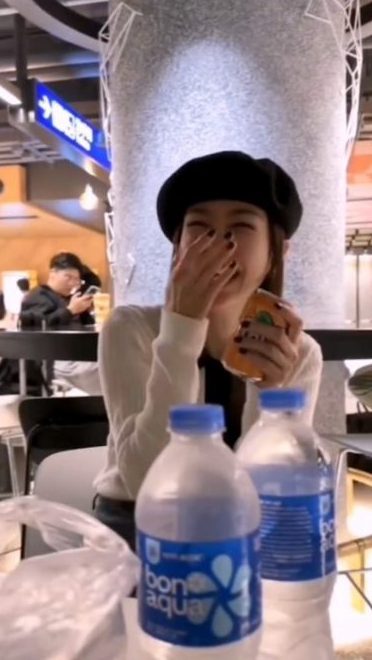 ​秦岚戒甜食保持身材  偷喝汽水表情太可爱