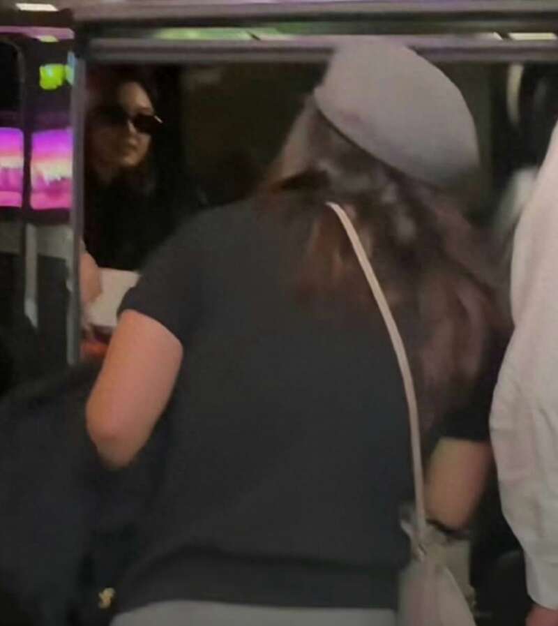 网曝疑似Angelababy散场上车视频 疯马秀观众帮佐证非她本人