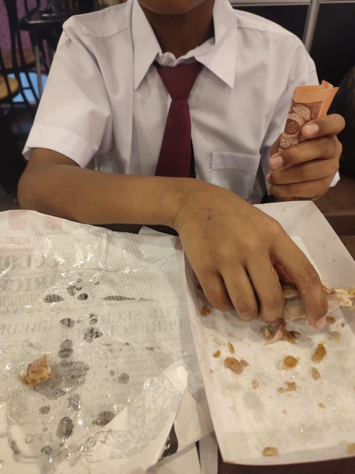 “家里所有校裤变短了” 贫穷学生买不起 老师掏钱购买再请吃