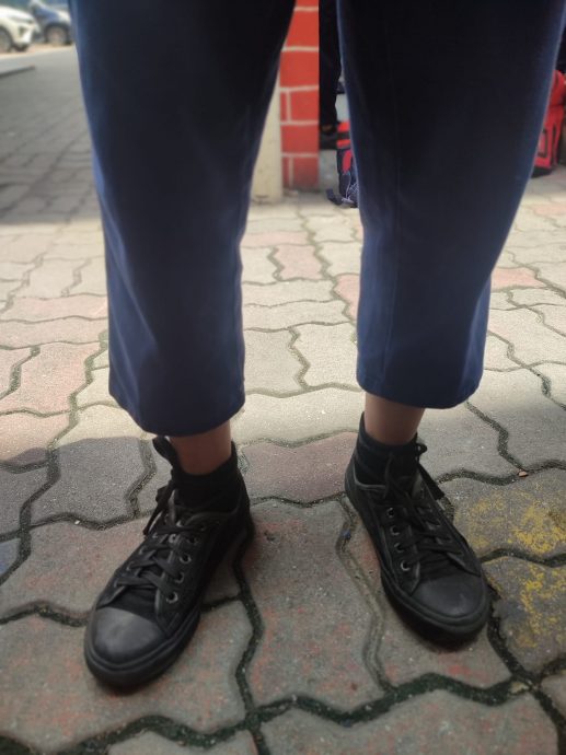 “家里所有校裤变短了” 贫穷学生买不起 老师掏钱购买再请吃