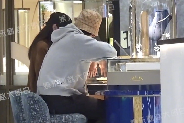 《封神》陈牧驰爆搭上失婚浪姐 甜牵陈冰挑首饰