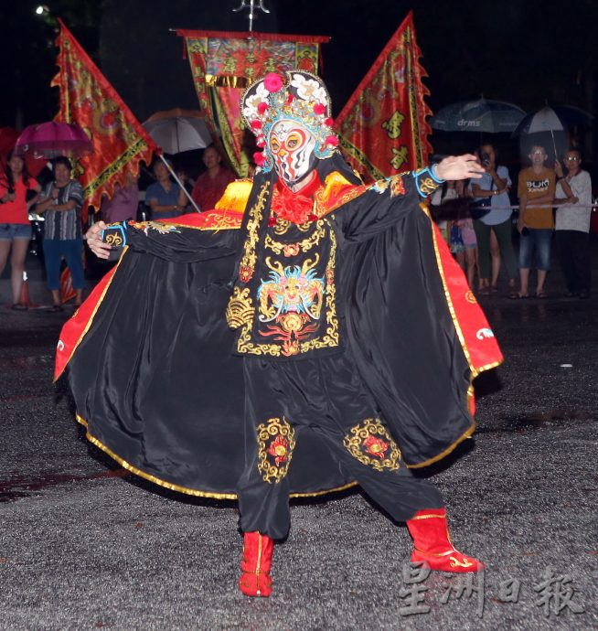 《百鼓韵·情浓中秋之夜》节目精彩 逾百人冒雨欣赏