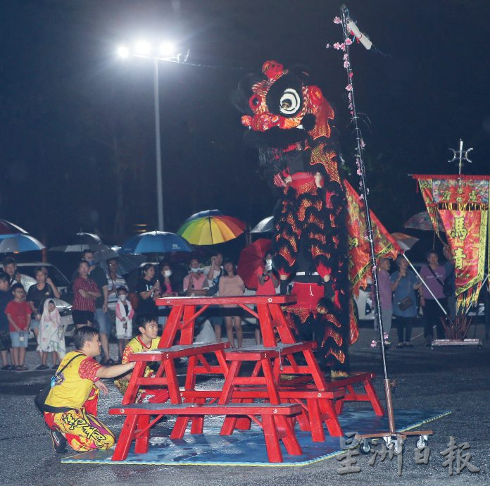 《百鼓韵·情浓中秋之夜》节目精彩 逾百人冒雨欣赏