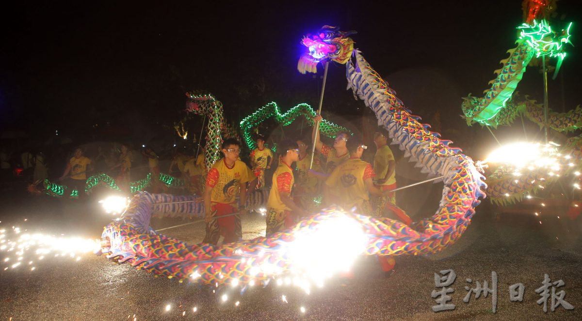 《百鼓韵·情浓中秋之夜》节目精彩 逾百人冒雨欣赏