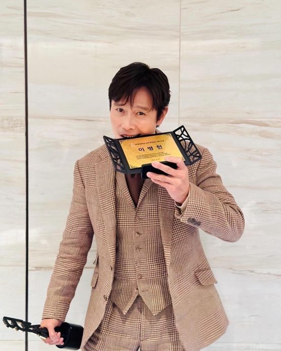 《釜日电影奖》|李炳宪3度封帝太紧张 忘了感谢朴宝英朴叙俊