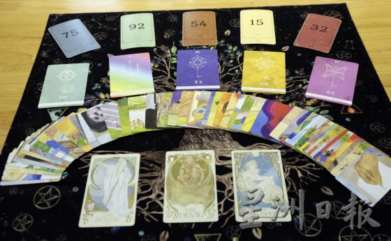 【指点迷津／02】占卜师招宝玉●一场疫情，踏上塔罗占卜的学习旅程