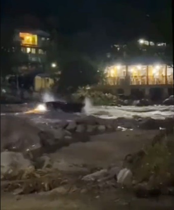 下豪雨 河水暴涨 四驱车遭急流冲走