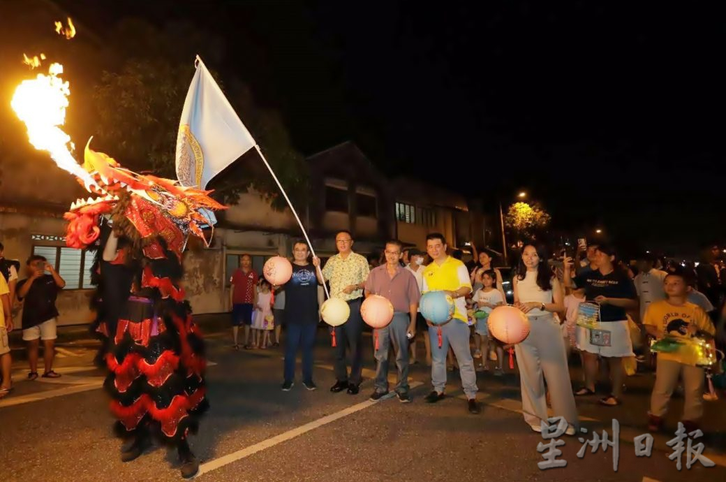 下霹华青团中秋会 数千人提灯游行
