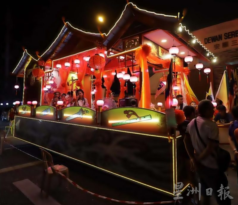 下霹华青团中秋会 数千人提灯游行