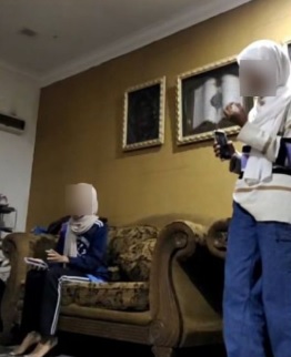 不满个人照被放上网 女中学生扇同学5巴掌