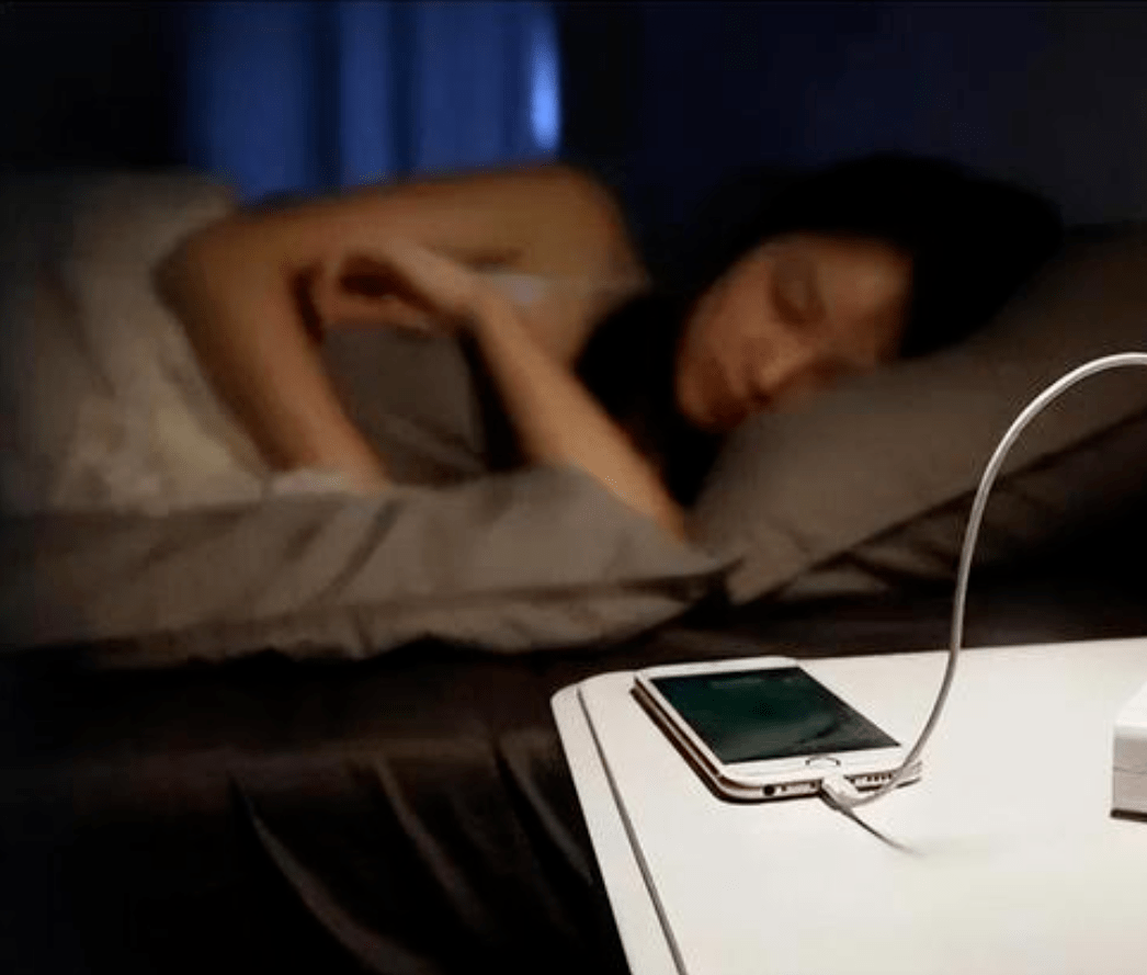 专家表示,手机整晚充电会造成电池寿命大幅减少,