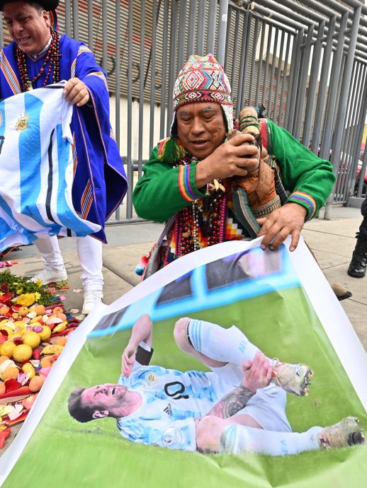 世杯入选赛对阵阿根廷 秘鲁球迷拿棍敲梅西海报“作法”