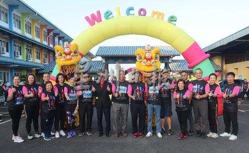 东:千人行,为华教!