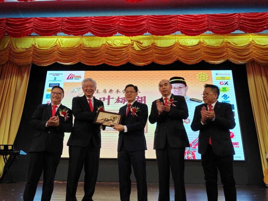 东:吉兰丹中华总商会会长拿督叶翃瑚指出,丹中总目前与人力资源发展局商讨合作推广一系列的专业培训课程,旨在加强丹州企业的竞争力。
