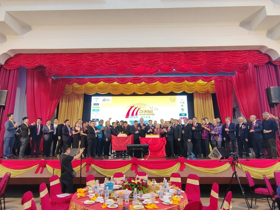 东:吉兰丹中华总商会会长拿督叶翃瑚指出,丹中总目前与人力资源发展局商讨合作推广一系列的专业培训课程,旨在加强丹州企业的竞争力。