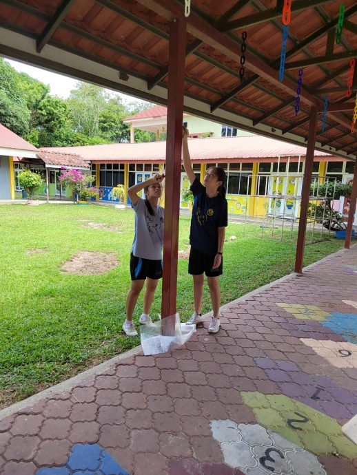 东：吉兰丹中华独中11位学生趁周末到浮罗真隆培实华小进行社区服务，为该校彩绘壁画和油漆。